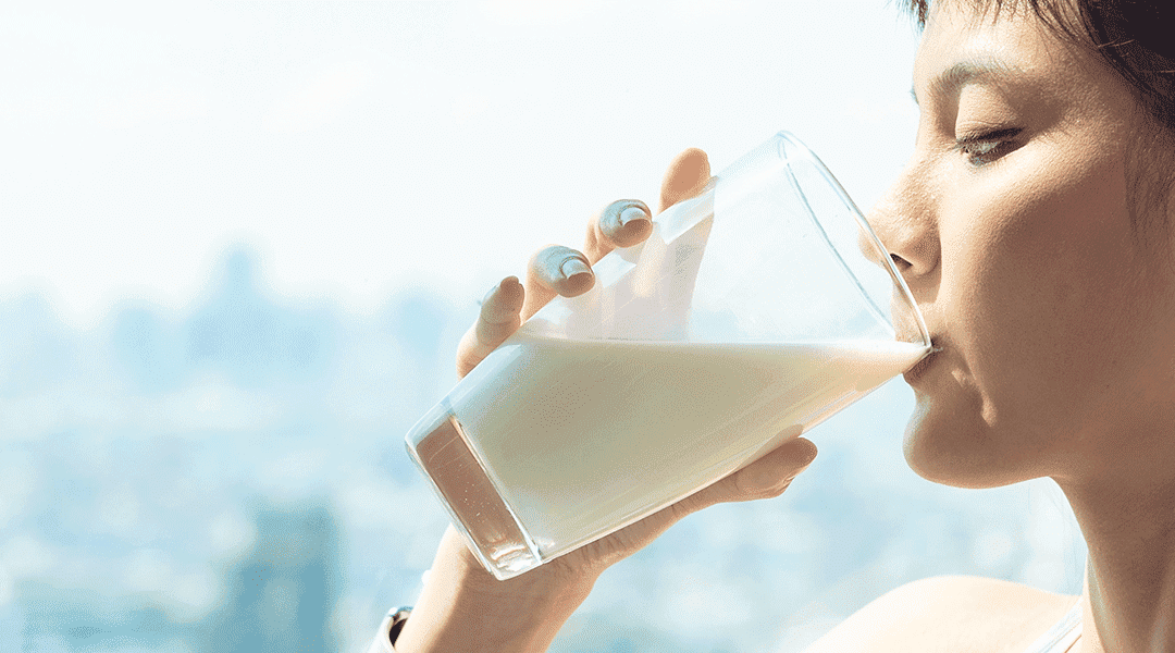 Quais os benefícios de tomar leite na fase adulta?